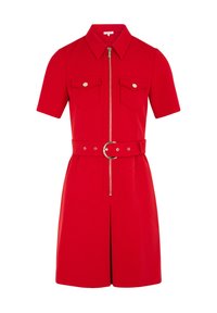 Vestido rojo de camisa hecho de tejido trenzado, con mangas cortas, un zipper en la parte delantera, dos bolsillos en el pecho, una cintura ceñida con cinturón y un dobladillo a la altura de la rodilla.