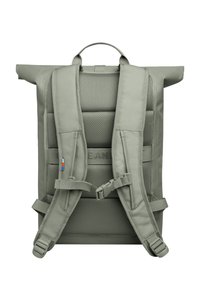 Mochila verde tipo roll-top con respaldo acolchado y de malla, y correas ajustables. Cuenta con un asa resistente y una tela suave y texturizada.