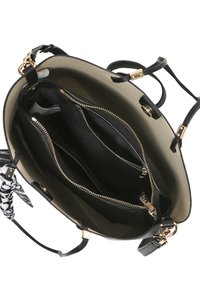 Borsa in pelle nera con hardware dorato, caratterizzata da un esterno lucido, doppi scomparti con zip e un accento di sciarpa decorativa staccabile.