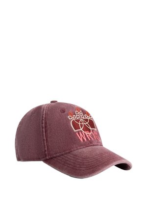 Bordeauxrode baseballpet met geborduurde verjaardagskaarsjes en roze tekst met ""WR"" aan de voorkant, getoond op een witte achtergrond.