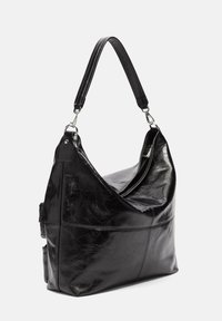 Czarna skórzana torebka o luźnym fasonie, błyszczącej teksturze i jednym pasku na ramię. Posiada zamek błyskawiczny oraz boczną kieszeń.