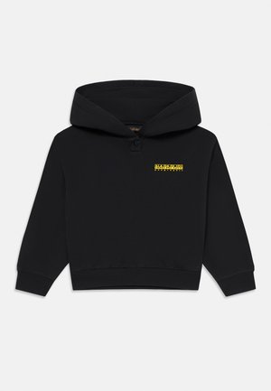 Haut cropped noir à manches longues, détail de bouton au niveau du col, et petit logo jaune sur la poitrine gauche.