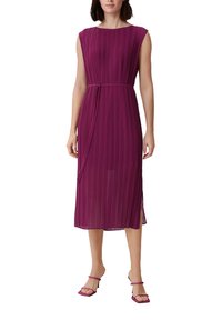 Fuchsia-gefaltetes Midikleid mit kurzen Ärmeln und einem Bindegürtel. Verfügt über vertikale Linien und einen seitlichen Schlitz, kombiniert mit passenden High Heels Sandalen.