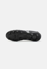 Crampons de football noires avec un dessus texturé, présentant une bande grise, des crampons ronds et un design aérodynamique pour la performance.