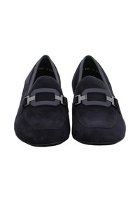 Mocassini in suede blu navy con un'accento di fibbia nera lucida e texture liscia, dalla forma snella e design a punta arrotondata.