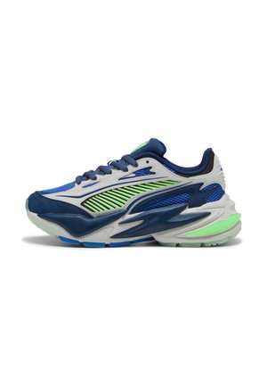 Zapatilla deportiva en azul, blanco y verde neón con paneles de malla, cierre con cordones y suela gruesa y acolchada vista de lado sobre un fondo blanco.