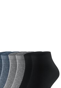 Pięć par skarpetek do kostek w kolorze niebieskim, dwóch odcieniach szarości oraz dwóch czarnych, ułożonych obok siebie na białym tle.