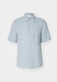Camicia azzurro chiaro a maniche corte con bottoni, realizzata in lino. Presenta un colletto a punta, una tasca sul petto e una vestibilità rilassata. Texture morbida.