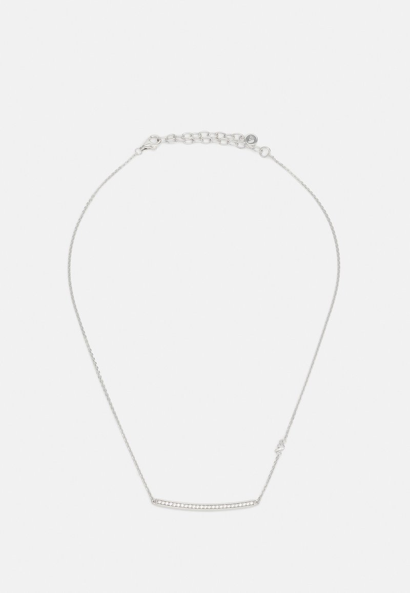 Silver kedja halsband med en böjd stavdetalj inbäddad med klara rhinestones, som visar en slät textur och en delikat design.