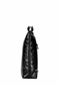 Sac en cuir noir à texture lisse, de forme allongée, avec une poignée supérieure et des accents métalliques argentés. Fermeture éclair et bouton-pression visibles.