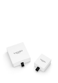 Biele obalové krabice, jedna väčšia a jedna menšia, majú čierne ťahacie záložky a na prednej strane je nápis "VALERO PEARLS" tučným čiernym písmom.