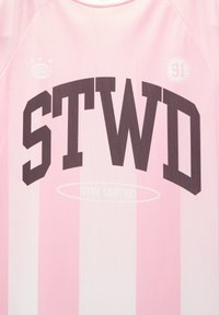 Růžový síťovaný sportovní dres s vertikálními pruhy, výrazným tmavým nápisem "STWD" a kulatými logy. Texturovaná látka s prodyšným designem.
