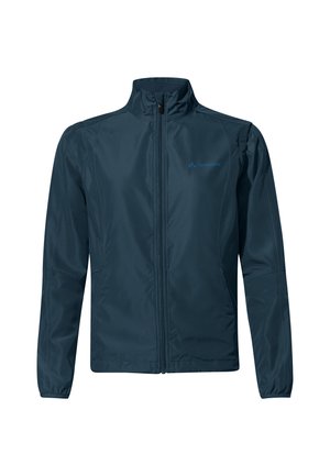Chaqueta cortavientos de color azul marino con cuello alto, cierre frontal de cremallera y un logo bordado. Fabricada con un tejido ligero y suave con puños elásticos.