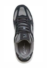 Baskets de sport grises avec une tige en mesh et des accents en daim noir, un bout arrondi, des lacets robustes et une semelle en caoutchouc blanc.