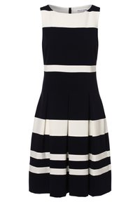 Bezramenné šaty v námořnické modré a bílé barvě s vodorovnými pruhy, s plisovanou sukní a zapínáním na zip na zádech. Hladká struktura látky.