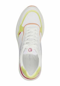Weiße Sneaker mit einem strukturierten Stoff-Obermaterial, ausgestattet mit pastellfarbenen Akzenten in Rosa, Grün und Orange, sowie einer gepolsterten Zunge und einem gepolsterten Schaft.