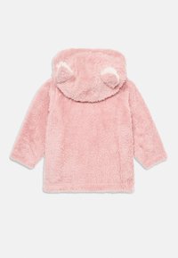 Rosa, fluffig barnjacka med huva som har två runda öron, tillverkad av mjukt plyschmaterial, långa ärmar och sömlös konstruktion.