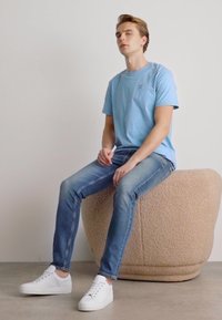 Calvin Klein Jeans EMBRO BADGE - T-shirt basic - dusk blue