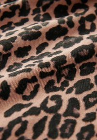 Next SHORT SLEEVE - REGULAR FIT - Spijkerjurk - leopard