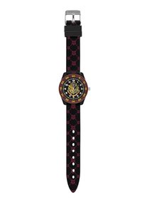 Montre-bracelet avec un boîtier carré noir, un bracelet noir avec un motif bordeaux, un cadran jaune et noir avec des marqueurs horaires, boucle en argent.