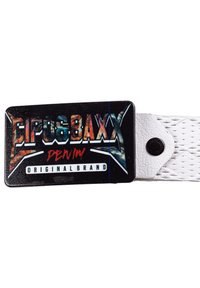 Un patch tissé noir et blanc avec le logo "LIPOGBAXX DENIM" en impression métallique colorée. Accompagné d'un fermoir à pression rond noir.
