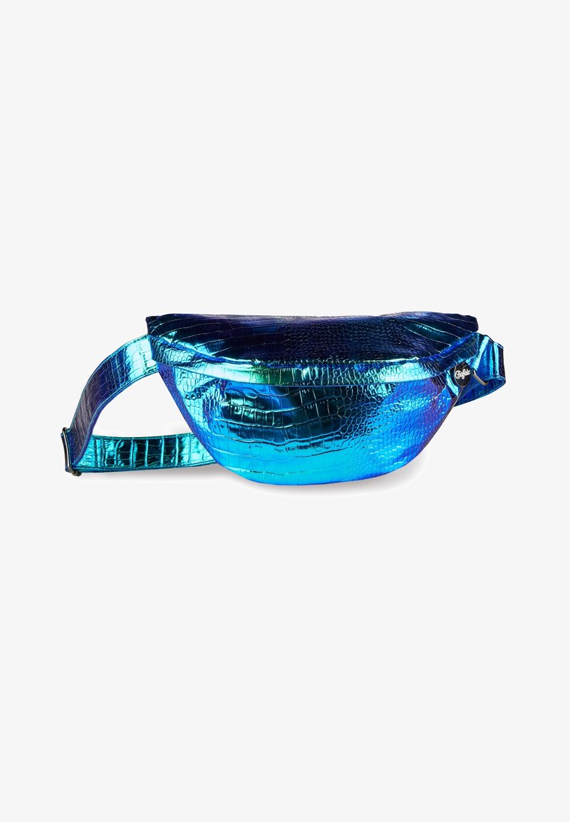 Sac banane métallisé bleu brillant embossé effet crocodile avec sangle réglable et fermeture éclair sur fond blanc.