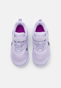Nike Performance NIKE REVOLUTION 6 (TDV) - Sapatos para corrida em estrada - violet frost/thunder blue/metallic silver/vivid purple/white