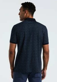 Marineblaues Poloshirt mit geometrischem Muster und hellblauen Akzenten, kurzen Ärmeln und klassischem Kragen. Glatte Textur und körperbetonter Schnitt.