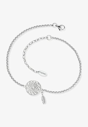 Zilveren kettingarmband met een ronde hanger met een geometrisch uitsnijdpatroon en een klein veerbedeltje. Opvallende sluiting met logo-tag.
