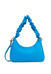 Sac en nylon bleu avec une anse froncée, présentant une texture lisse et des accessoires en métal argenté. Comprend une bandoulière amovible.