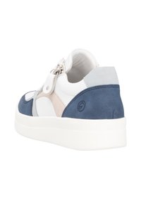 Weiße und marineblaue Sneakers aus Wildleder und Leder. Runde Zehenkappen, kontrastierende Akzente, flache weiße Sohle und seitliches Logo-Detail.
