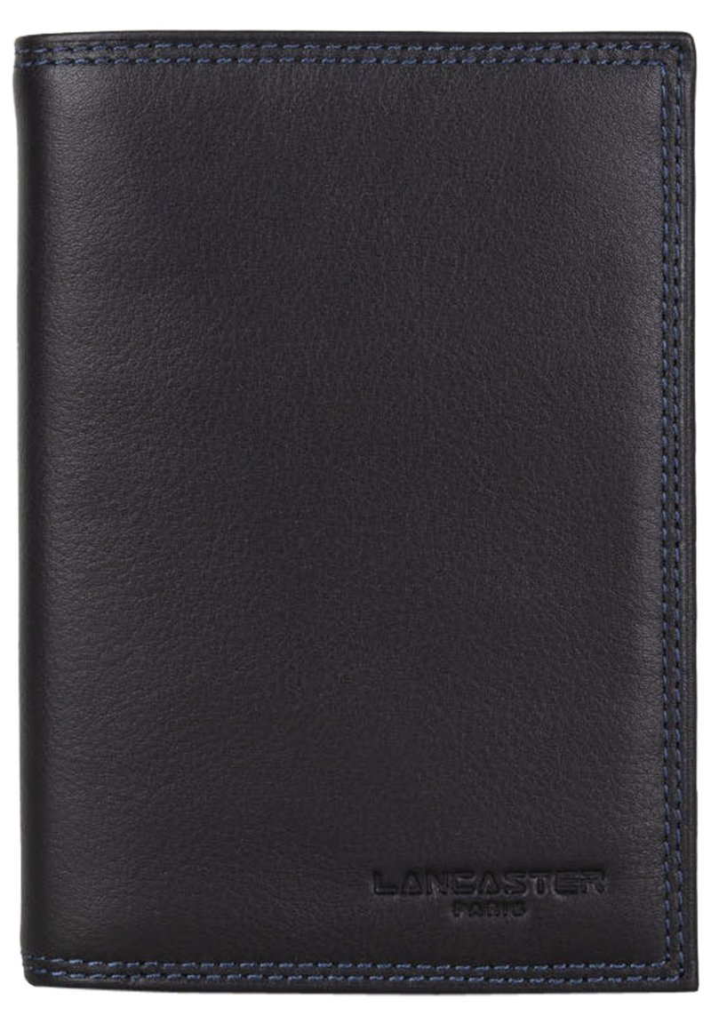 Portafoglio in pelle nera con texture visibile, dettagli in cucitura blu e logo stampato in basso davanti. Forma compatta e rettangolare.