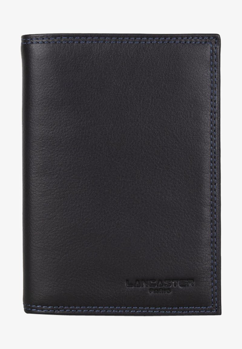 Portafoglio in pelle nera con texture visibile, dettagli in cucitura blu e logo stampato in basso davanti. Forma compatta e rettangolare.