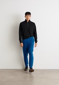 BOSS HADIKO - Spodnji deli trenirk - open blue