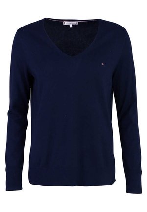 Granatowy sweter z długim rękawem i dekoltem w serek z małym logo Tommy Hilfiger na lewej piersi.