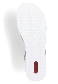 Suola di sneaker bianca con un motivo a zigzag. Branding chiaro in rosso. Il lato mostra un materiale a striscia beige con una leggera texture.