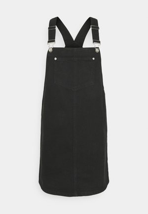 Robe salopette en denim noir avec bretelles ajustables et une poche poitrine avant, présentée sur fond blanc.