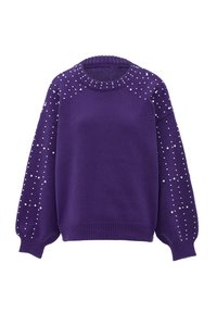 Pulover tricotat violet, cu guler rotund canelat și detalii texturate cu perle albe pe mâneci. Mâneci tip balon adaugă volum.