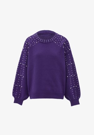 Lila kötött pulóver, bordázott kerek nyakkal és texturált részletekkel, fehér gyöngyökkel az ujjakon. Bő ujjai extra térfogatot adnak.