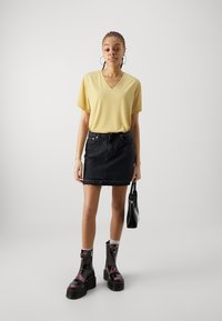 MSCH Copenhagen FENYA V NECK TEE - Základné tričko - rattan