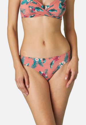 Bikini rosa con motivi floreali e foglie di palma, realizzato in un tessuto testurizzato. Il top presenta un design attorcigliato, mentre il fondo è a vita bassa.