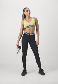 Nike Performance INDY PLUNGE BRA - Vidutiniškai krūtinę prilaikanti sportinė liemenėlė - saturn gold/white