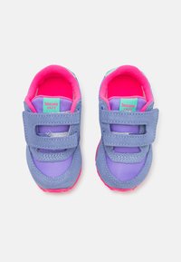Vijolične superge s pinki akcenti, ki imajo Velcro trak, mehak material, okroglo konico in teksturiran gumen podplat za oprijem.