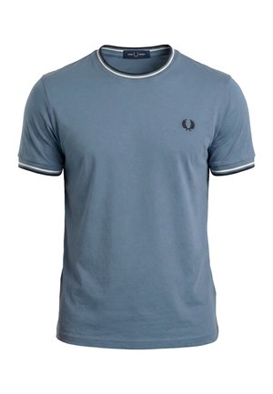 Maglietta a maniche corte blu di Fred Perry con colletto e bordi delle maniche a righe bianche e blu navy, con piccolo logo della corona d'alloro nero sul petto.