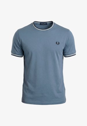 Maglietta a maniche corte blu di Fred Perry con colletto e bordi delle maniche a righe bianche e blu navy, con piccolo logo della corona d'alloro nero sul petto.