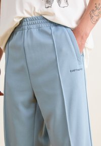 Carhartt WIP BOLAN PANT - Joggebukse - dusty ice/positano