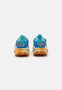 Blå atletiske sneakers med orange såler, prydet med et struktureret design og overlays i lyseblå og grå, accentueret af en turkis hælflap.