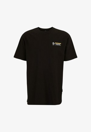 Must t-särk mustade lühikeste varrukatega, millel on väikene valge kohvikeetja ikoon vasakul rinnal ja kollased ning valged kirjad.