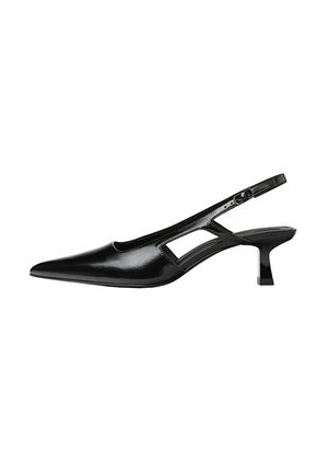 Czarny damski but typu slingback z lakierowanej skóry, z ostrym noskiem i niskim obcasem typu kitten z wycięciami po bokach.