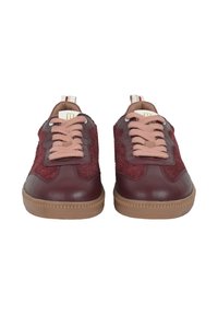 Bordeauxfarbene Leder-Sneaker mit pinken Schnürsenkeln, strukturierten Seitenpaneelen und einer braunen Gummisohle mit Zickzackdetails.